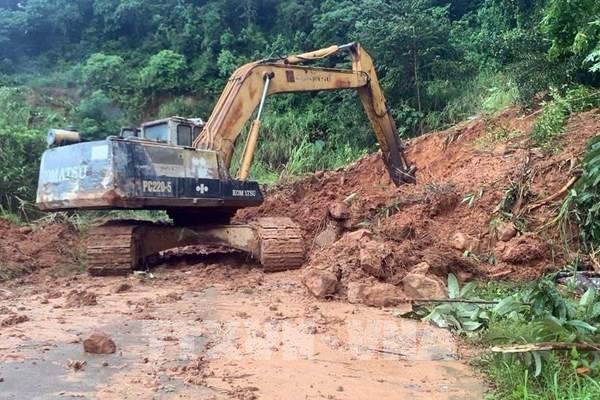 Mưa lớn gây sạt lở chia cắt 3 bản vùng cao ở Nghệ An