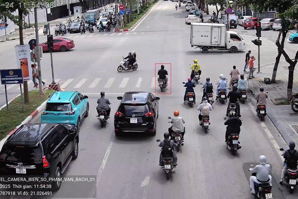 Nửa ngày thí điểm, 2 camera AI ở Hà Nội phát hiện 1.452 trường hợp vượt đèn đỏ