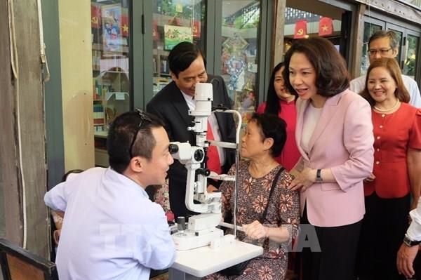 Hà Nội triển khai chương trình "Mắt sáng cho người cao tuổi"