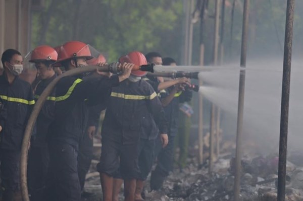 Hỏa hoạn thiêu rụi nhiều ki-ốt tại Bắc Ninh