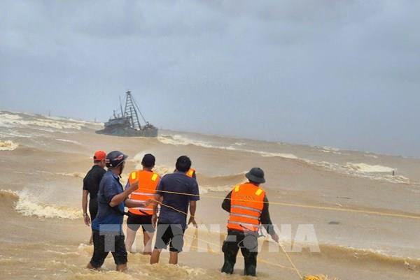 Ứng cứu hai tàu cá gặp nạn trên hành trình vào tránh trú bão số 10