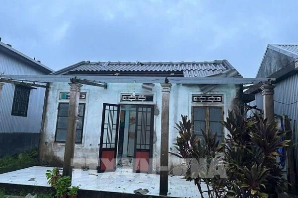 Bão số 10: Huế có 75 ngôi nhà bị tốc mái