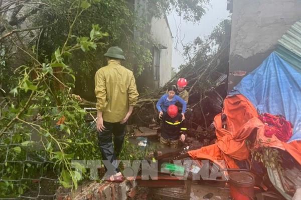 Công an Thanh Hóa xuyên đêm hỗ trợ người dân ứng phó bão số 10