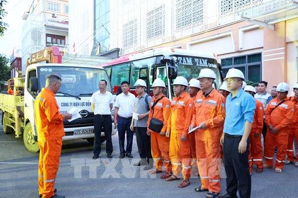 Công ty Điện lực Điện Biên hỗ trợ tỉnh Hà Tĩnh khắc phục lưới điện