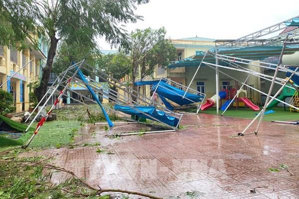 Bão số 10 đổ bộ gây thiệt hại nặng cho người dân Hà Tĩnh