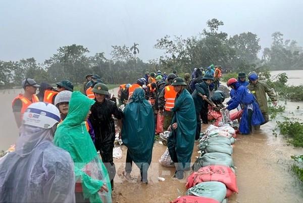 Thanh Hóa huy động gần 300 người gia cố tuyến đê bảo vệ hơn 1.700 hộ dân