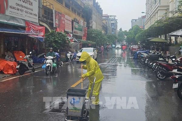 Cảnh báo dông, lốc, sét, mưa đá và mưa lớn cục bộ tại Hà Nội