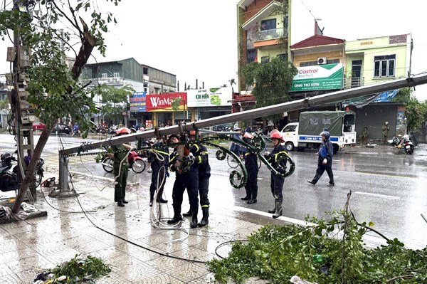 Bão số 10: 4 người tử vong do mưa bão tại Ninh Bình