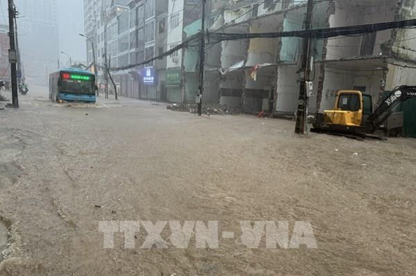 Hình ảnh nhiều tuyến phố Hà Nội ngập sâu do mưa lớn kéo dài
