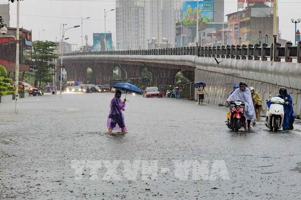 Mưa lớn đến 11 giờ ngày 7/10, cảnh báo hơn 100 điểm ngập úng trên nhiều tuyến phố nội thành Hà Nội