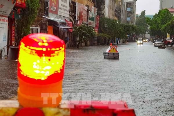 Mưa lớn gây ngập lụt, ảnh hưởng nhiều đến đời sống người dân Thủ đô