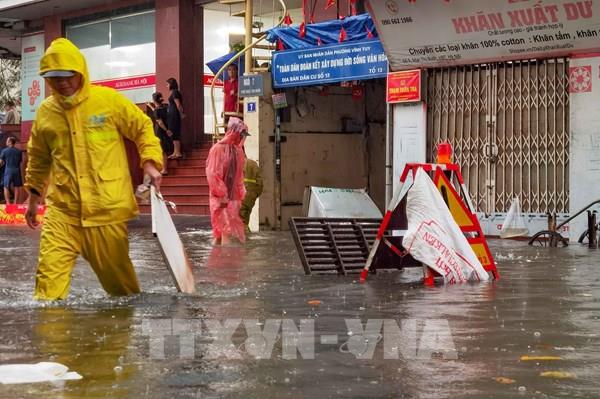 Hà Nội vận hành hết công suất các trạm bơm để tiêu thoát nước