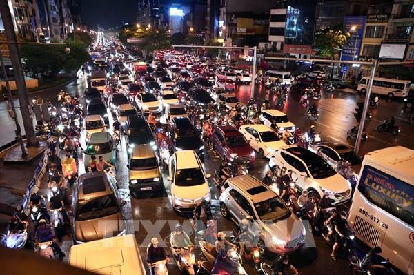 Thủ đô sau ngập úng: Người dân chen chúc trở về nhà giữa ùn tắc