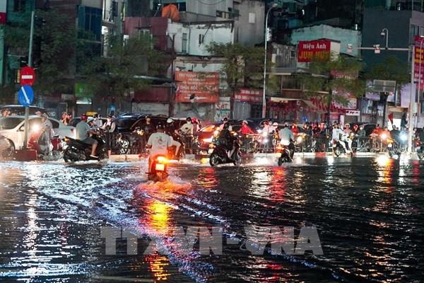 Hà Nội khó giải "bài toán" tiêu thoát nước khi có mưa lớn kéo dài