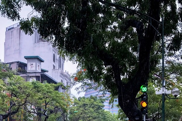 Cảnh báo dông sét, mưa đá và mưa lớn cục bộ tại nội thành Hà Nội