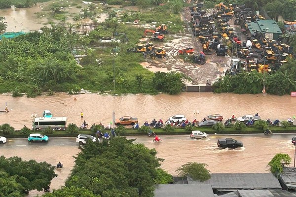 Hà Nội mưa lớn kéo dài, nhiều nơi úng ngập, giao thông khó khăn