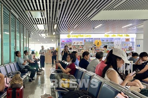 Nhiều chuyến bay phải đổi hướng hạ cánh do ảnh hưởng bão