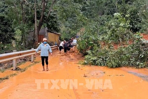 Tuyến đường độc đạo đi Cửa khẩu Quốc tế Nậm Cắn tê liệt vì sạt lở đất