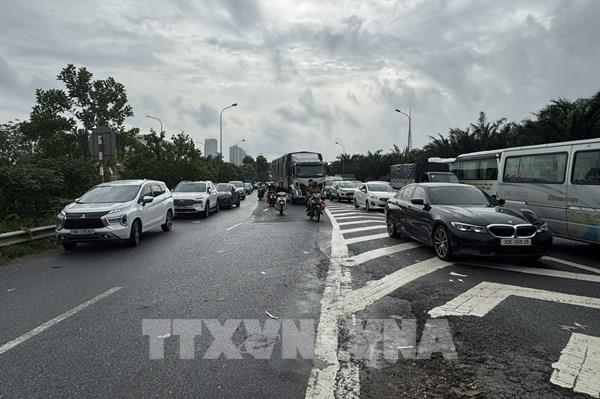 Ngập đường gom, cao tốc Đại lộ Thăng Long ùn tắc kéo dài