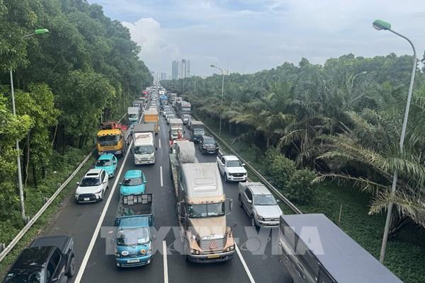 Hình ảnh cao tốc Hà Nội – Hòa Lạc tê liệt, ùn tắc kéo dài hàng km