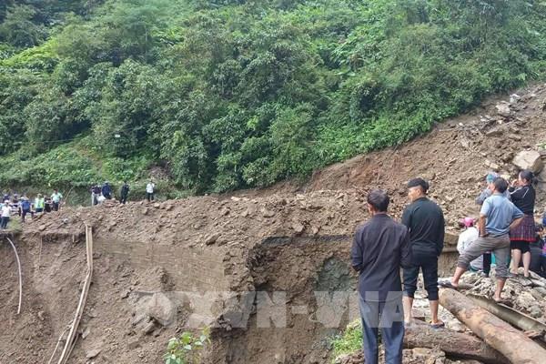 Sạt lở nghiêm trọng gây ách tắc giao thông đi Mù Cang Chải