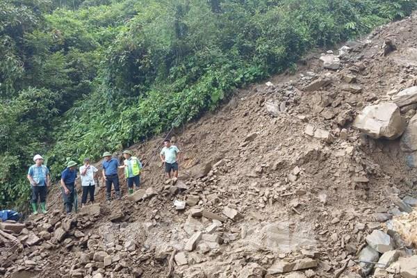 Ảnh hưởng bão số 10: Gần 100 điểm giao thông đường bộ đang bị ách tắc