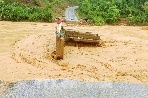 Bộ Xây dựng khẩn trương thống kê thiệt hại bão số 10 và mưa lũ sau bão