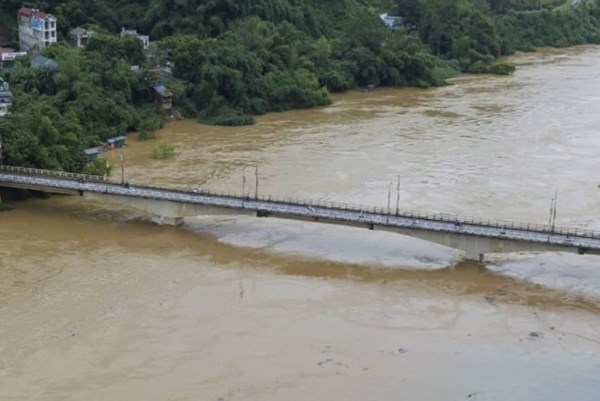 Ảnh hưởng bão số 10: Tuyên Quang cấm người và phương tiện qua cầu Chiêm Hóa