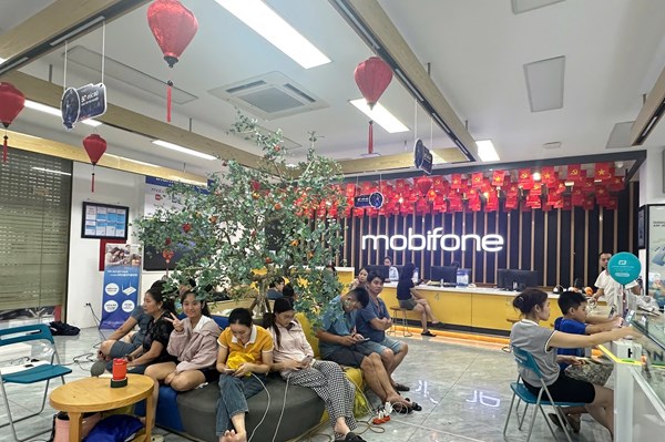 Kịp thời xử lý, hạn chế tối đa gián đoạn liên lạc cho khách hàng sau bão số 10