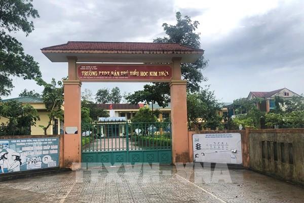 Tạm đình chỉ Phó Hiệu trưởng có hành vi gây bức xúc sau vụ học sinh nhập viện nghi do ngộ độc