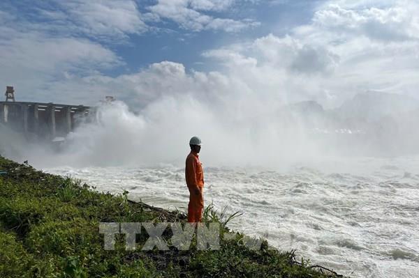 19 giờ ngày 2/10, đóng tiếp 1 cửa xả đáy hồ thủy điện Tuyên Quang