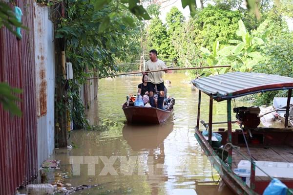 Người dân Hà Nội vất vả ứng phó với nước sông Hồng dâng cao