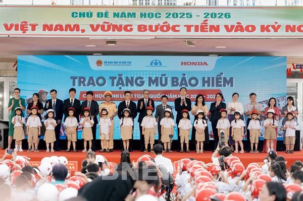 Honda trao tặng 1,8 triệu mũ bảo hiểm cho học sinh lớp Một cả nước