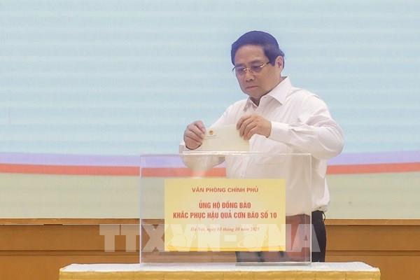 Thủ tướng Phạm Minh Chính và lãnh đạo Chính phủ ủng hộ đồng bào bị thiệt hại do bão lũ