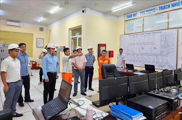 Sẵn sàng ứng phó bão MATMO, bảo vệ an toàn hệ thống truyền tải điện miền Đông Bắc