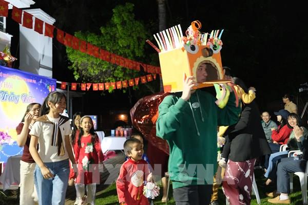 Rộn ràng đêm hội Trăng Rằm tại Nam Phi