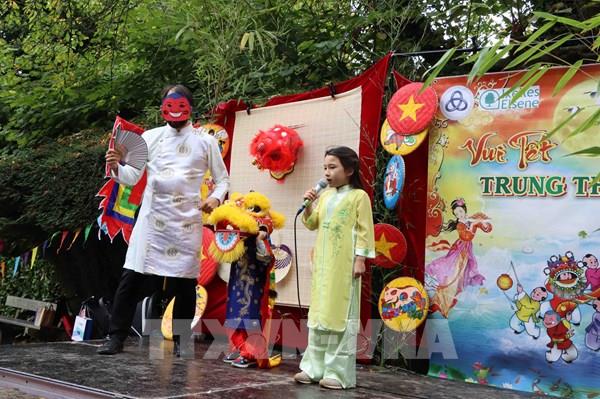 Rộn rã Tết Trung thu của người Việt tại Bỉ