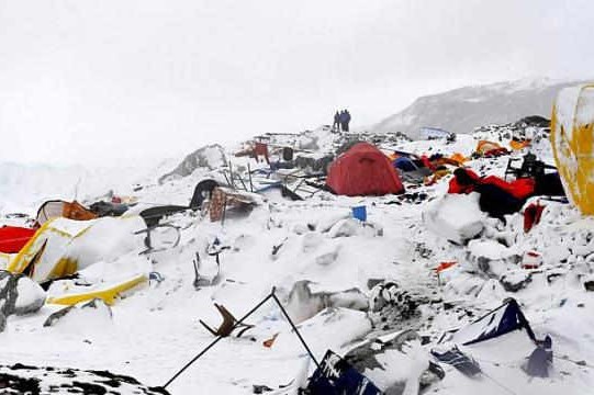 Giải cứu hàng trăm du khách mắc kẹt trên đỉnh Everest do bão tuyết
