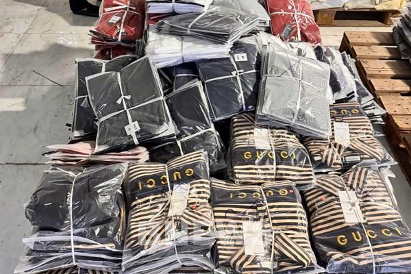 Hải quan phát hiện gần 5.000 điện thoại và hơn 2.500 đôi giày nghi giả mạo nhãn hiệu lớn
