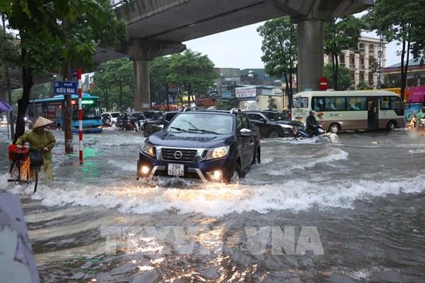 Mưa lớn suốt đêm, nhiều tuyến phố Hà Nội lại ngập sâu
