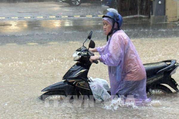 Hà Nội ngập sâu, nhiều tuyến phố chìm trong biển nước