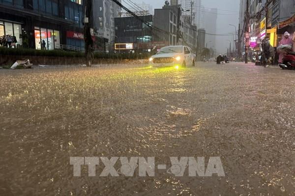 Cảnh báo mưa dông kèm lốc sét và mưa đá ở Hà Nội