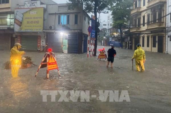 Hà Nội vẫn còn 122 vị trí ngập úng, nhiều điểm sâu hơn 30cm do mưa to