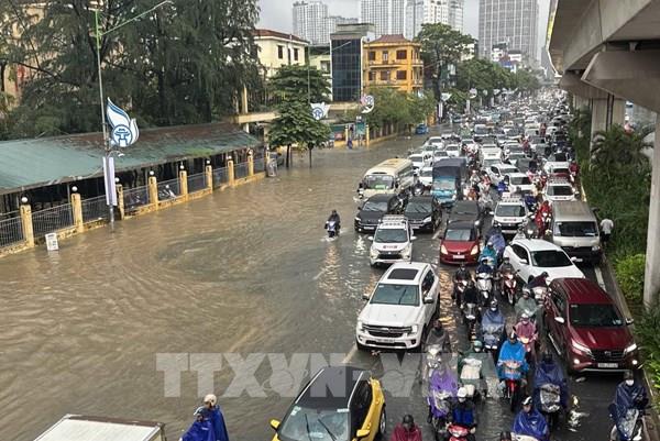 Mưa lớn gây ngập 90 điểm trên địa bàn Hà Nội, nhiều tuyến đường tê liệt giao thông