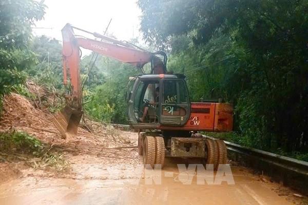 Hình ảnh mưa lớn gây sạt lở tại tuyến Quốc lộ 217 đi Cửa khẩu quốc tế Na Mèo