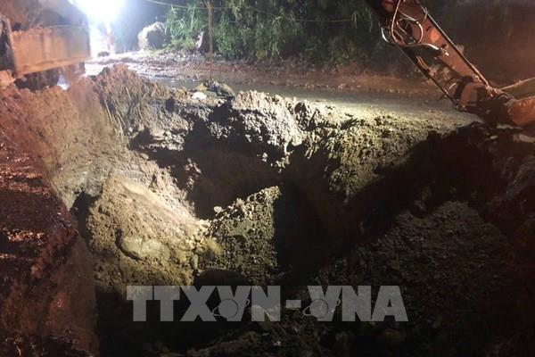 Hố sụt lún lớn trên QL3B Thái Nguyên tê liệt giao thông do mưa bão số 11