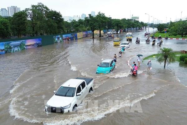 Hà Nội chìm trong mưa lớn, công tác thoát nước được huy động tối đa