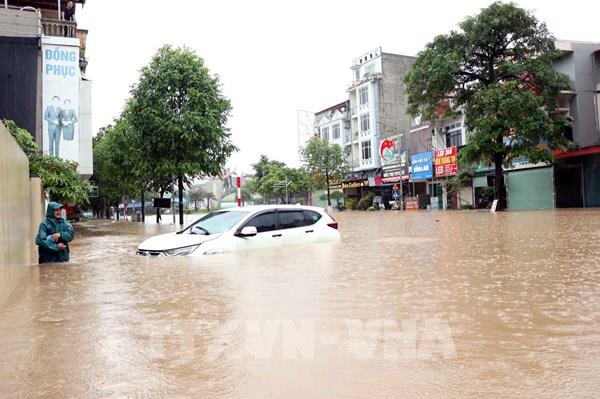 Mẹo xử lý ô tô khi lội nước: Kinh nghiệm cần biết trong những ngày Hà Nội ngập sâu