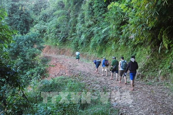Tiếp cận bản Na Ngân sau 5 ngày bị cô lập giữa đại ngàn Pù Huống