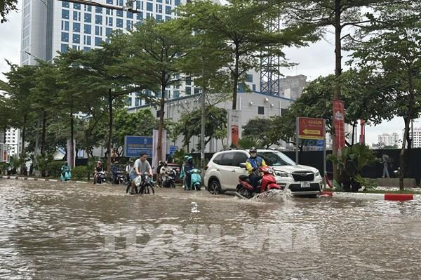 Ngập sâu chưa rút, giao thông Hà Nội vẫn tê liệt nhiều nơi
